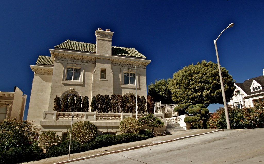 OU reference: Hiking around the Pacific Heights hills instantly brought me back to Athens, OH and hiking up Mort and Jeff Hill between classes. Nothing but up and up and up and up. Canon T3i, Sigma 10-20mm, f/9, 1/200 