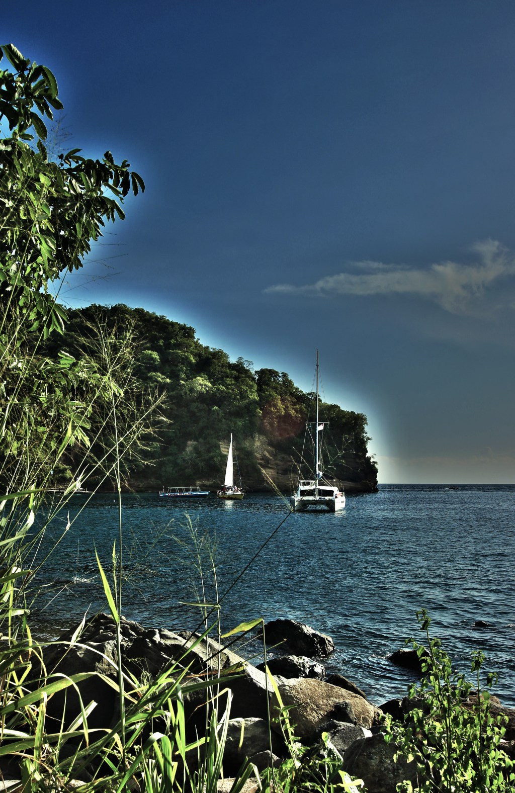 As seen from the walking path between beaches Anse Mamin and Anse Chastanet. Sigma 20mm, f/9, 1/125, ISO 100